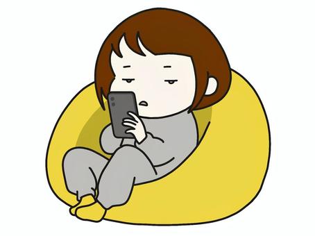 無表情でスマホを見ている人 スマホ,無表情,ジャージ,グレー,現実逃避,ダラダラ,マンネリ,依存,無趣味,無気力のイラスト素材