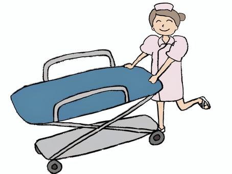 担架を運ぶナース