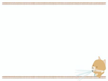 水撒きをする茶色い犬（フレーム） 水撒き,犬,動物,かわいい,散水,ホース,水,打ち水,フレームのイラスト素材