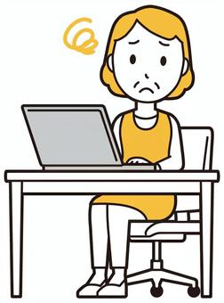  エプロンおばちゃん(黄)-131-全身 パソコン,困る,おばちゃん,エプロン,お母さん,ママ,中年,おばさん,主婦,人物のイラスト素材