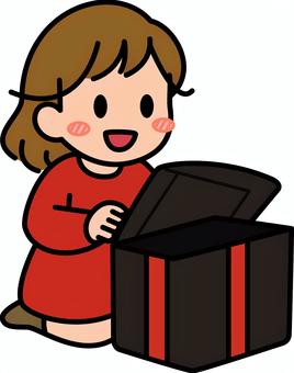 黒の箱を開ける女の子です。 黒の箱を開ける女の子です。 プレゼント,シンプル,ギフト,喜ぶ,受け取り,サプライズ,笑顔,贈り物,手渡し,お祝いのイラスト素材