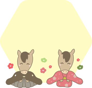 袴を着てにこにこしている午のフレーム おたより,フレーム,午,干支,馬,かわいい,手描き,イラスト,正座,枠のイラスト素材