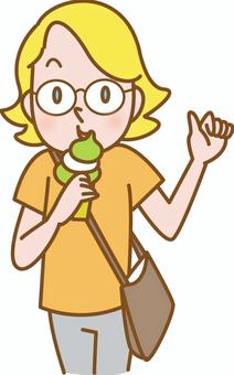 観光しながら食べ歩きをする外国人 外国人,女性,食べ歩き,観光,ソフトクリームのイラスト素材