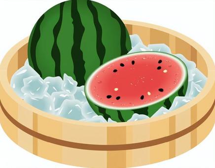 氷で冷やされたスイカ スイカ,氷,桶,夏,果物,おやつ,デザート,食べ物,半分のイラスト素材