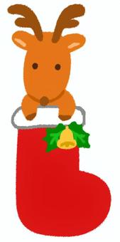 サンタの赤い靴下から顔を出すトナカイ トナカイ,クリスマス,靴下,ブーツ,楽しい,顔出し,12月,冬,動物,赤のイラスト素材