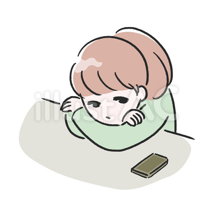 憂鬱そうな感じでスマホを見る女の子