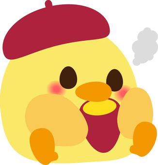 焼き芋を食べるひよこ