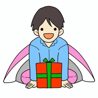 枕元にプレゼントを見つけた男の子 クリスマス,子ども,プレゼント,サプライズ,男の子,誕生日,贈り物,お祝い,枕元,起床のイラスト素材