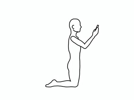 膝立ちでスマホを見る人 膝立ち,スマホ,横向き,線画,白黒のイラスト素材