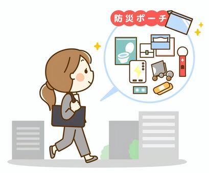 防災ポーチを持って通勤する女性