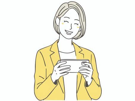 スマホを見る女性1 スマホ,スマートフォン,画面,見る,チェック,喜ぶ,携帯電話,携帯,イメージ,会話のイラスト素材