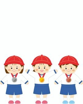 金銀銅メダルを首にかけた子どもたち 運動会,メダル,金メダル,銀メダル,銅メダル,体操着,体操服,赤白帽,帽子,子どものイラスト素材