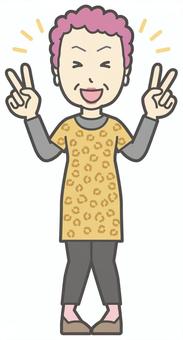  大阪のおばちゃん-215-全身 ピース,おばちゃん,大阪,ヒョウ柄,おばはん,中年,女性,関西,派手,おばさんのイラスト素材