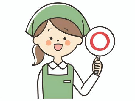 マルの札を持つ女性店員 マルの札を持つ女性店員 丸,正解,正しい,合っている,良い,クイズ,バラエティ,回答札,問題,解答のイラスト素材