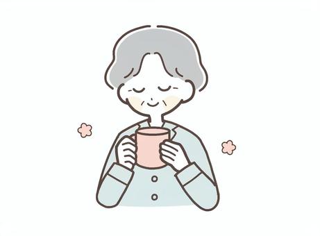 飲み物を飲むパジャマ姿の年配女性 年配,女性,中年,シニア,おばあさん,リラックス,パジャマ,就寝前,寝起き,朝のイラスト素材