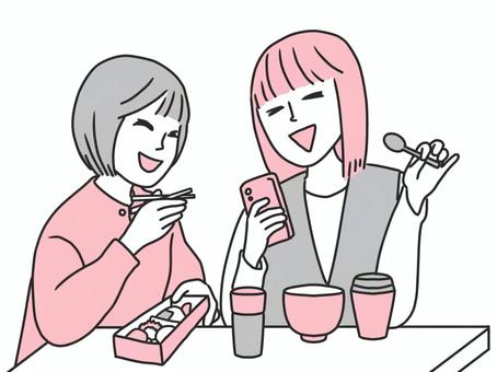 談笑しながら昼食を取る女性社員 談笑しながら昼食を取る女性社員 女性社員,女性,社員,会社員,仕事場,仕事,お昼,お昼休み,休憩時間,ご飯のイラスト素材