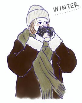 冬にコーヒーで温まる厚着の冬服の女性 女性,冬,マフラー,冬服,カフェ,コーヒー,手袋,ニット帽,コート,ジャケットのイラスト素材