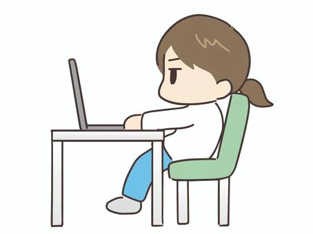 悪い姿勢でパソコンを使う私服の若い女性 女性,パソコン,pc,リモートワーク,テレワーク,リモート,家,姿勢,女,主婦のイラスト素材