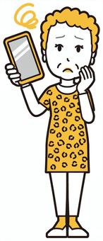  大阪のおばちゃん(黄)-224-全身 スマホ,困る,おばちゃん,大阪,ヒョウ柄,おばはん,中年,女性,関西,派手のイラスト素材