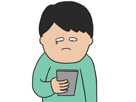 スマホを見て泣く男性