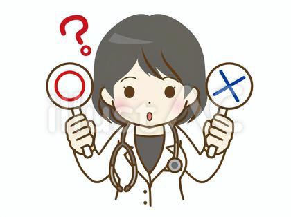 〇✕をかかげる若い女性の医師