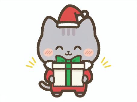 プレゼントを持つねこサンタ（サバトラ） ねこ,サンタクロース,プレゼント,クリスマス,冬,表情,ニコニコ,喜ぶ,日常,装いのイラスト素材
