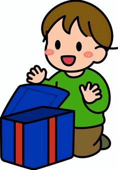 ネイビーの箱を開ける男の子です。 ネイビーの箱を開ける男の子です。 プレゼント,シンプル,ギフト,喜ぶ,受け取り,サプライズ,笑顔,贈り物,手渡し,お祝いのイラスト素材