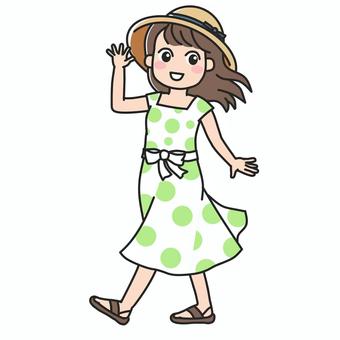 麦わら帽子を被って楽しく散歩する女の子3 麦わら帽子,帽子,女の子,散歩,歩く,ウォーキング,ワンピース,おでかけ,健康,健康づくりのイラスト素材