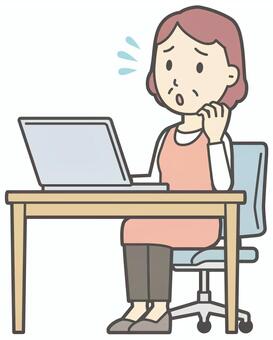  ノートパソコンを見て焦るおばさん 困る,女性,パソコン,人,人物,主婦,中年,シニア,エプロン,ママのイラスト素材