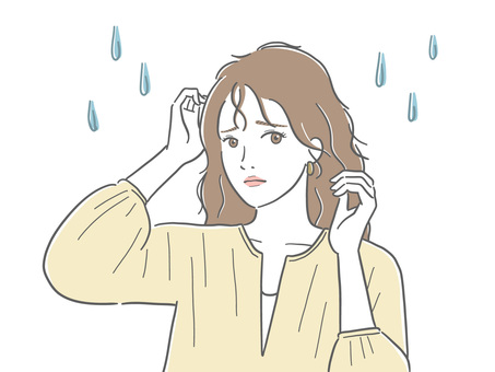 湿気で髪がうねる女性