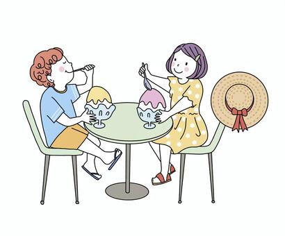 夏休み　仲良くかき氷を食べる子ども