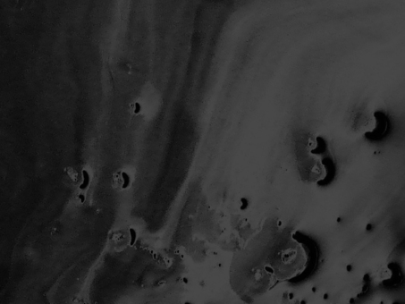 水墨調の渋いモノクロの手描き抽象背景 和風,水墨,モノクロ,黒,白黒,灰色,グレー,ダークグレー,手描き,手書きのイラスト素材