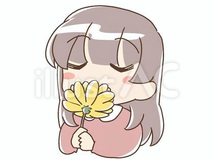 目を閉じて花の香りを嗅ぐ女性