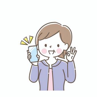 スマホの画面を見せる笑顔の中年女性　 スマホ,女性,中年,画面,見せる,オッケー,ミドル,笑顔,楽しみ,メールのイラスト素材