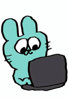 パソコンするウサギ うさぎ,生き物,パソコン,動物,笑顔のイラスト素材