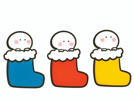 靴下に入った棒人間たち（三兄弟） 棒人間,人間,ポーズ,靴下,3色,もこもこ,アイテム,複数,兄弟,3人のイラスト素材