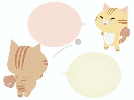 キャッチボールをする猫（丸い吹き出し） キャッチボール,猫,ちゃとら,笑顔,動物,かわいい,野球,スポーツ,吹き出しのイラスト素材
