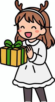プレゼントを貰う白の女の子です。 プレゼント,シンプル,ギフト,喜ぶ,受け取り,サプライズ,笑顔,贈り物,手渡し,お祝いのイラスト素材