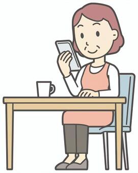  テーブルでスマホを見ている中年の女性 見る,おばさん,人,女性,中年,おばちゃん,シニア,ママ,主婦,ヘルパーのイラスト素材