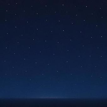 うっすら地平線が見える星空背景 星空,夜空,地平線,奥行き,濃紺,ネイビー,グラデーション,背景,ロマンチック,物語のイラスト素材