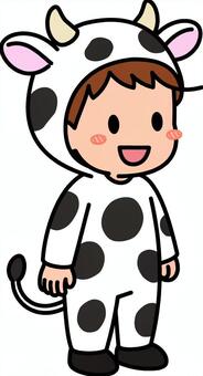 白黒の牛コスの男の子です。 牛,コスプレ,シンプル,コスチューム,着ぐるみ,角,耳,しっぽ,動物,キャラクターのイラスト素材