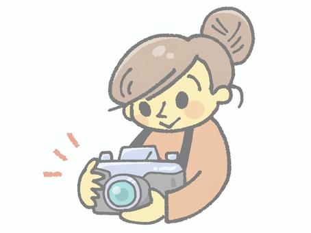 首から下げたカメラを持つ女性 カメラ,一眼レフ,デジカメ,女性,持つ,構える,首紐,ストラップ,下げる,写真撮影のイラスト素材