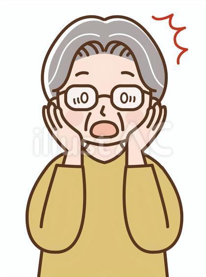 両手を頬に当てて驚いている高齢の女性