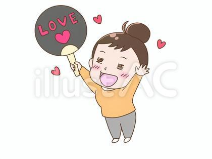 うちわを持って推し活をする女性