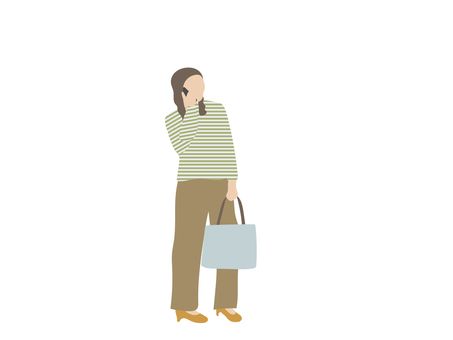 電話をしているボーダー服の女性