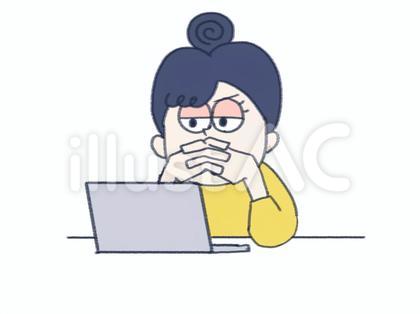 パソコンの前で手を組む女性