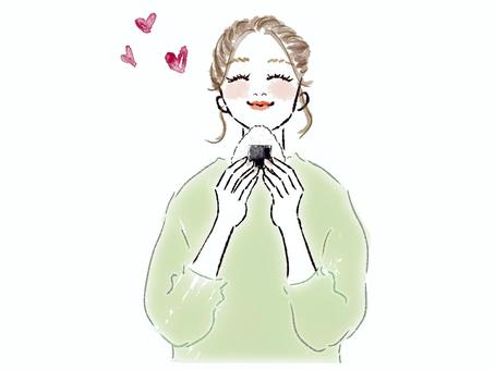 おにぎりを持って食事する笑顔の女性 おにぎりを持って食事する笑顔の女性 女性,おにぎり,持つ,食べる,おむすび,米,白米,ごはん,ご飯,海苔のイラスト素材
