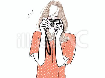 カメラで撮影するロングヘア女性