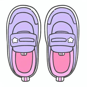 子ども用のスニーカーの手描きイラスト2 スニーカー,靴,運動靴,子ども,子供靴,かわいい,手描き,挿絵,紫,保育園のイラスト素材