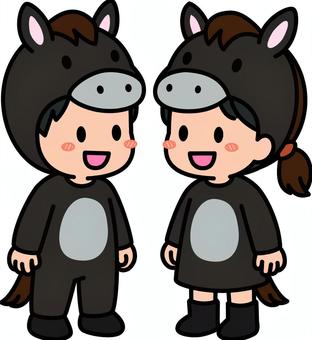 黒の馬の着ぐるみの子供たちです。 馬,着ぐるみ,シンプル,子供,コスチューム,コスプレ,動物,ファッション,パーティー,イベントのイラスト素材